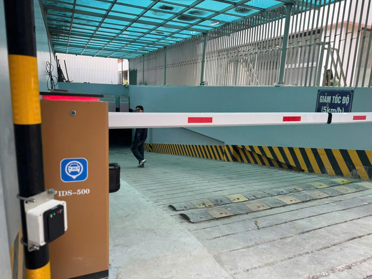 Thanh chắn barie tự động IDS-500 tại lối xuống hầm gửi xe có gờ giảm tốc